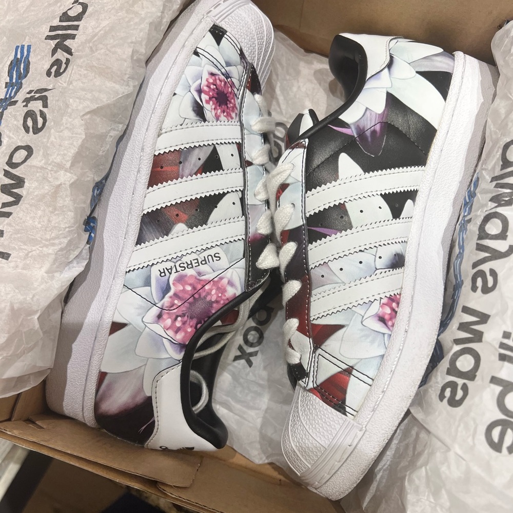 Adidas Superstar Lotus Flower Limited Edition, size 7